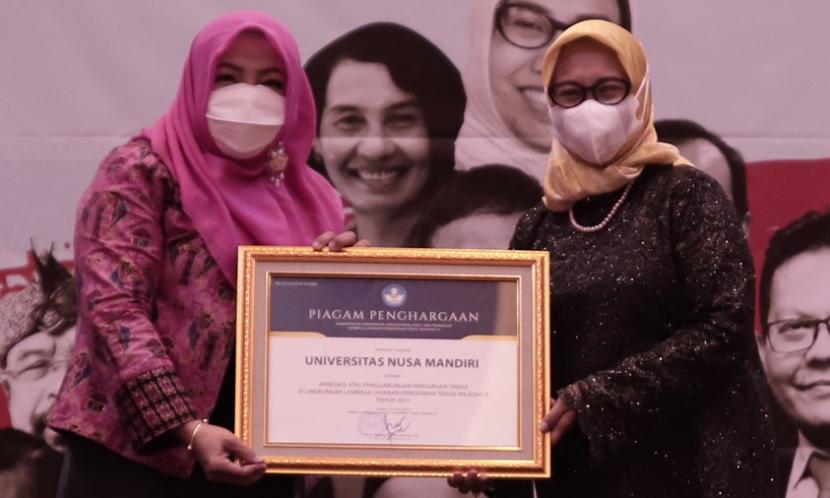 UNM sebagai perguruan tinggi dengan pelaporan PDDikti 100 persen dalam kurun waktu lima tahun mendapatkan penghargaan.