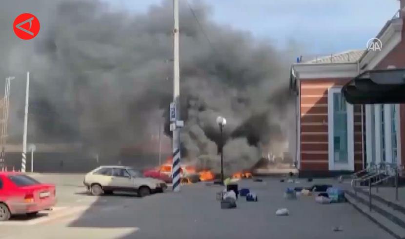 Dua roket Rusia menghantam sebuah stasiun kereta api di Kramatorsk, sebuah kota di wilayah Donetsk, Ukraina Ilustrasi. Perdagangan antara Ukraina dan Rusia capai Rp86 triliun per tahun