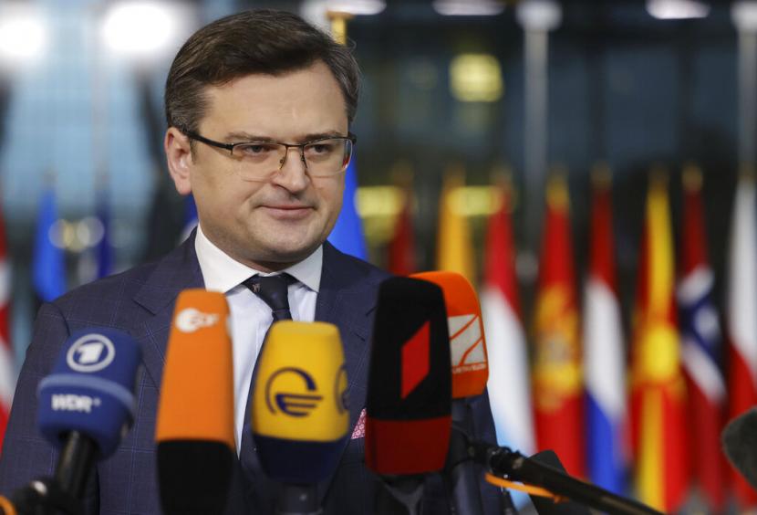 Menteri Luar Negeri Ukraina Dmytro Kuleba berbicara dengan media saat ia tiba untuk pertemuan para menteri luar negeri NATO di markas NATO di Brussels, Kamis, 7 April 2022.