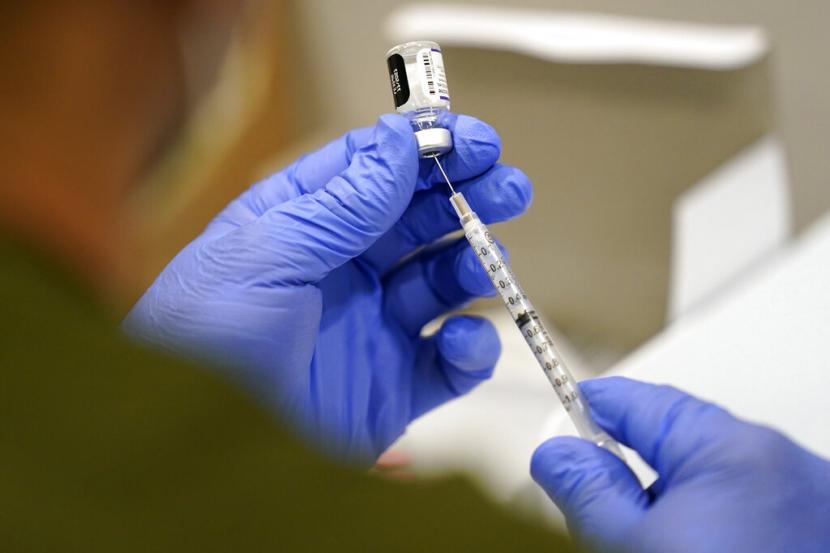 Seorang petugas kesehatan mengisi jarum suntik dengan vaksin Pfizer COVID-19. Uni Eropa (UE) mengakui sertifikat vaksinasi dan tes Covid-19 yang dikeluarkan pemerintah Malaysia melalui aplikasi MySejahtera.