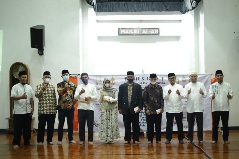 Unisba memberikan santunan kepada anak yatim, Dhuafa, dan panti asuhan.