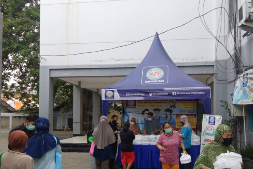 Lewat program bertajuk BSI Berbagi Berkah, selama Ramadhan, Universitas BSI membagikan 2.000 makanan boks untuk berbuka puasa setiap harinya.
