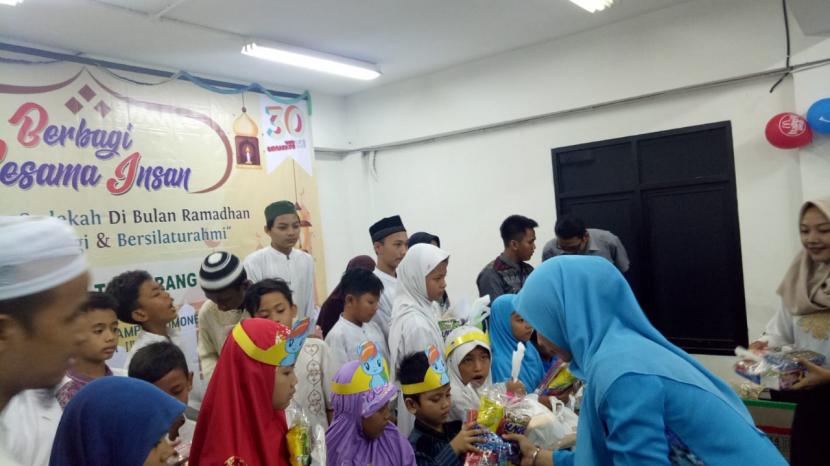 Keceriaan di bulan suci Ramadhan, sangat dinanti dan dirasakan oleh semua umat islam. Setiap orang yang berpuasa di bulan Ramadhan, juga akan berlomba-lomba mengerjakan kebaikan lainnya. Pasalnya, segala amalan kebaikan akan dilipatgandakan pahalanya oleh Allah SWT.