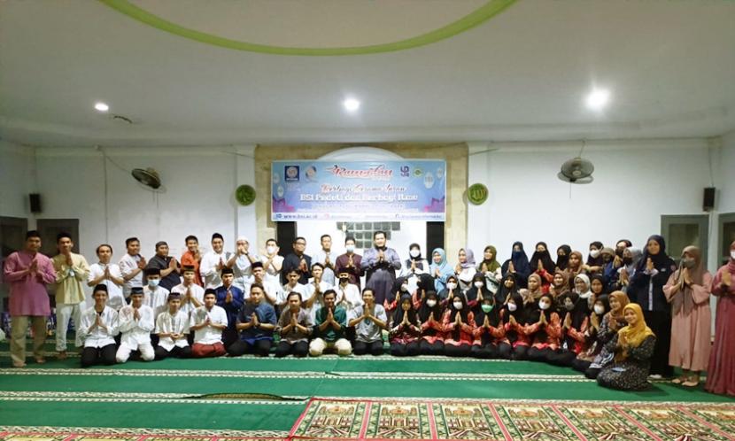 Universitas BSI (Bina Sarana Informatika) kampus Pontianak mengadakan kegiatan Berbagi Sesama Insan, dengan program Berbagi Ilmu, kepada Remaja Panti Asuhan Aisyiyah Tunas Harapan dan Yayasan Panti Asuhan, Ahmad Yani, Pontianak, pada Sabtu (23/4/2022).