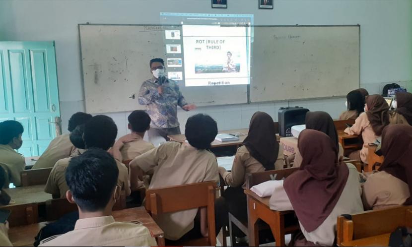 Menghasilkan foto atau mengambil sebuah jepretan, sudah menjadi suatu kebiasaan yang dilakukan saat ini dalam mengabadikan momen. Dengan kecanggihan teknologi, sebuah foto bagus dapat diambil menggunakan smartphone.