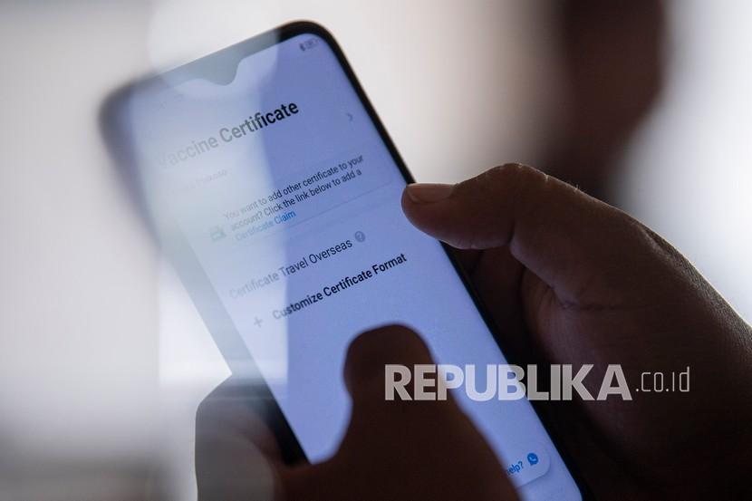 Warga membuka aplikasi PeduliLindungi untuk mendapatkan sertifikat vaksin COVID-19. Kementerian Luar Negeri (Kemenlu) RI bersama dengan Kementerian Kesehatan (Kemenkes) RI berupaya membentuk saling pengakuan sertifikat vaksin atau (mutual recognition agreement/MRA) dengan negara lain.