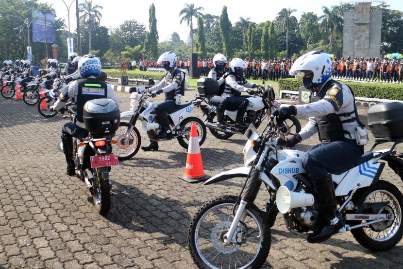 Tim Unit Reaksi Cepat (URC) Mandala Dinas Perhubungan (Dishub) Kabupaten Bogor melakukan simulasi penguraian kemacetan di Kantor Pemerintahan Kabupaten Bogor, Cibinong, Bogor, Jawa Barat, Senin (25/4/2022). Dishub Kabupaten Bogor meluncurkan tim Unit Reaksi Cepat (URC) Mandala untuk mengurai kemacetan arus mudik dan balik di wilayah Kabupaten Bogor.