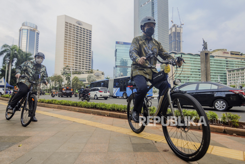 Gubernur DKI Jakarta Anies Baswedan dan Wakil Gubernur DKI Jakarta Ahmad Riza Patria menaiki sepeda. Wagub DKI Ahmad Riza Patria mengatakan jabatannya dan Anies selesai Oktober 2022.