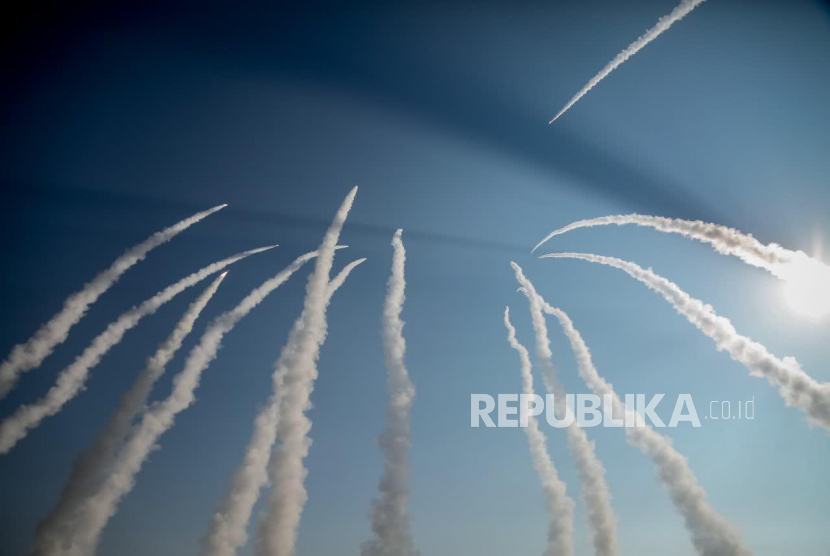 Sebuah foto selebaran yang disediakan oleh situs resmi Korps Pengawal Revolusi Iran (IRGC) (Sepahnews) menunjukkan, rudal diluncurkan selama latihan militer di lokasi yang tidak diketahui, Iran tengah, Jumat (15/1/2021).
