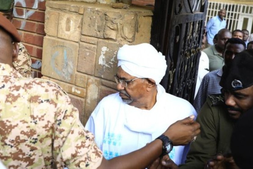 Mantan presiden Sudan Omar al-Bashir terlihat pertama kali di publik sejak kudeta penggulingan dirinya April lalu, Ahad (16/6).
