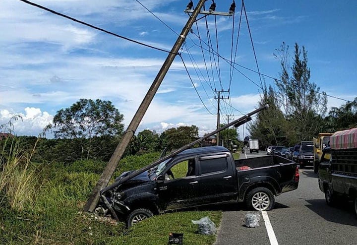 Kecelakaan Tunggal di Aceh Jaya, Satu Unit Mobil Double Cabin Tabrak Tiang listrik