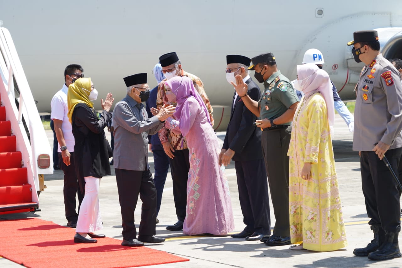 Pangdam IM Sambut Kedatangan Wapres Ma’ruf Amin di Bandara SIM