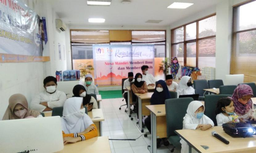 Mengisi bulan suci Ramadhan 1443 H, Universitas Nusa Mandiri (UNM) kampus Damai, Jakarta Selatan, menggelar santunan kepada anak-anak yatim dhuafa RW. 01 kelurahan Ragunan. Kegiatan ini terlaksana di gedung UNM kampus Damai, Jl Damai No 8, Warung Jati Barat (Margasatwa), Ragunan, Pasar Minggu, Jakarta Selatan, pada Sabtu (16/4/2022) silam.
