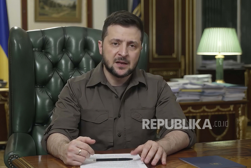 Dalam gambar dari video yang disediakan oleh Kantor Pers Kepresidenan Ukraina, Presiden Ukraina Volodymyr Zelenskyy berbicara dari Kyiv, Ukraina, Selasa, 5 April 2022.