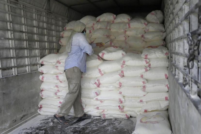Seorang pekerja memuat kantong tepung ke dalam truk di Modern Mills of Lebanon, di Beirut, Lebanon, 12 April 2022. Bank Dunia menyetujui pinjaman $150 juta untuk ketahanan pangan di Lebanon yang dilanda krisis untuk menstabilkan harga roti selama enam bulan ke depan , kata menteri ekonomi, Senin.