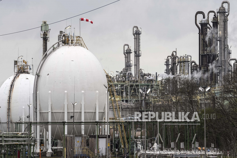 21 Warga Donetsk Dilaporkan Tewas dalam Serangan Rusia. Foto: Sebuah tangki bensin terlihat di sebuah pabrik kimia di Oberhausen, Jerman, Rabu, 6 April 2022. Jerman memperingatkan untuk melarang semua impor energi dari Rusia karena perang di Ukraina, karena embargo akan memiliki konsekuensi yang tidak terduga bagi ekonomi terbesar Eropa itu.