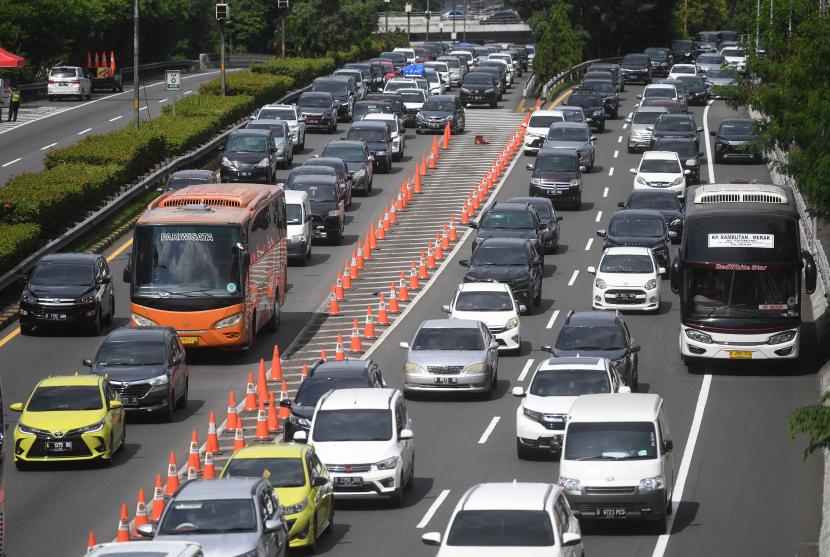 Sejumlah kendaraan pemudik dari arah Tol Jakarta-Cikampek memasuki Tol Dalam Kota di Jakarta, Jumat (6/5/2022). Pada H+3 Lebaran, Tol Dalam Kota mulai dipenuhi kendaraan pemudik yang kembali ke Jakarta usai berlebaran di kampung halaman.