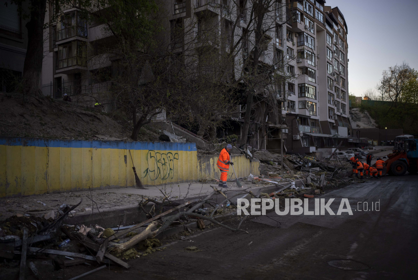 Kru pembersihan bekerja di lokasi ledakan di Kyiv, Ukraina pada Jumat, 29 April 2022. Amerika Serikat (AS) dilaporkan telah memberi informasi intelijen yang membantu Ukraina membunuh banyak jenderal Rusia dalam pertempuran antara kedua negara.