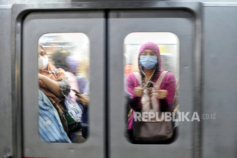 Sejumlah penumpang menaiki kereta rel listrik (KRL) di Stasiun Manggarai, Jakarta. Ketua Bidang Advokasi dan Kemasyarakatan MTI Pusat, Djoko Setijowarno menyambut baik aturan pelonggaran penggunaan masker dalam ruangan terbuka dan pelonggaran kebijakan tes usap PCR atau Antigen bagi pelaku perjalanan. Menurutnya pelonggaran ini dapat meningkatkan roda perekonomian.