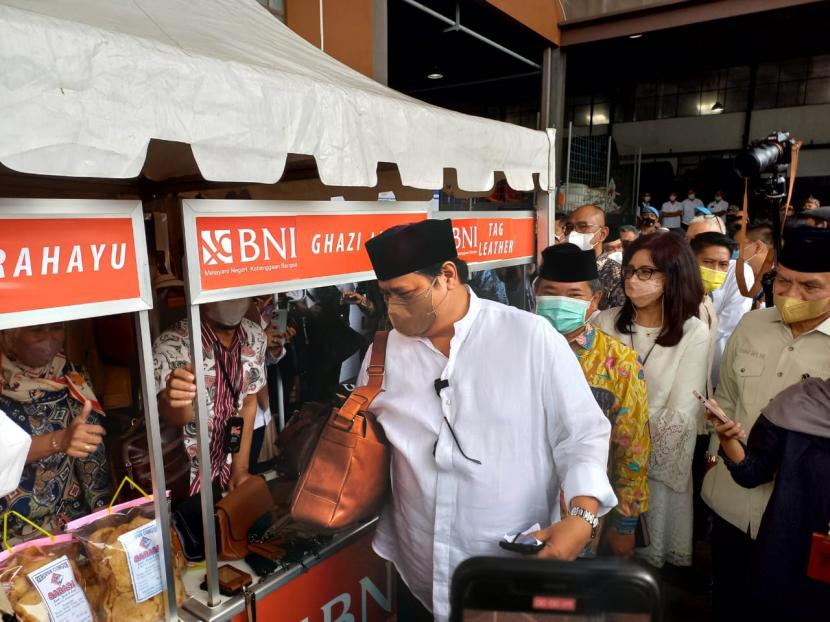 Airlangga Dinilai Bakal Capres Netral di Tengah Polarisasi Pilpres 2024. Foto:  Menteri Koordinator Bidang Perekonomian, Airlangga Hartarto, melihat produk kerajinan kulit di Kabupaten Garut, Kamis (21/4/2022). 