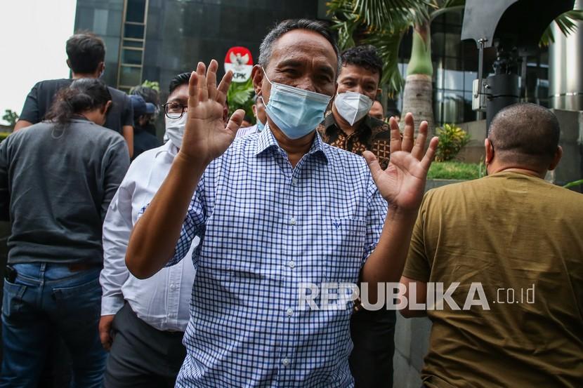 Ketua Badan Pemenangan Pemilu (Bappilu) DPP Partai Demokrat, Andi Arief berjalan meninggalkan gedung Komisi Pemberantasan Korupsi (KPK), Jakarta Selatan, Senin (11/4/2022), usai menjalani pemeriksaan kasus suap Bupati Penajam Paser Utara (PPU) nonaktif Abdul Gafur Mas