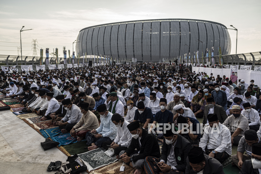 Umat Islam menyimak khutbah Idul Fitri 1443 H di kawasan Jakarta International Stadium (JIS), Jakarta, Senin (2/5/2022).