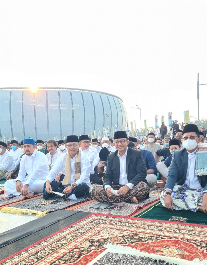 Gubernur DKI Jakarta Anies Baswedan dan Wakil Ketua MPR Zulkifli Hasan, sholat Idul Fitri di Stadion JIS.