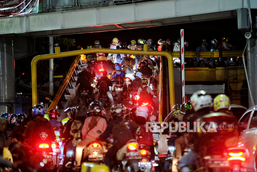 Pemudik kendaraan roda dua menaiki kapal Neomi Merak Bekauheni di Pelabuhan Merak, Banten, Jumat (29/4/2022) dini hari. Pada H-3 Hari Raya Idul Fitri 1443 Hijriah, jumlah pemudik yang  meninggalkan pulau Jawa menuju Sumatera melalui Pelabuhan Merak, Banten mengalami peningkatan yang signifikan, sementara berdasarkan data dari PT ASDP Indonesia Ferry (Persero) jumlah penumpang pada Kamis (28/4/2022) sebanyak 306.898 orang dan 72.540 unit kendaraan. Republika/Thoudy Badai