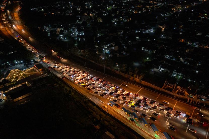 Foto udara kendaraan roda empat yang didominasi pemudik melaju perlahan setelah memasuki Gerbang Tol (GT) Banyumanik, Kota Semarang, Jawa Tengah, Jumat (6/5/2022) malam. Menurut data harian Posko Pengamanan Lebaran GT Banyumanik, pada Jumat (6/5) antara pukul 00:00 WIB hingga 20:30 WIB, tercatat sebanyak 38.675 unit kendaraan melintasi gerbang tol dalam kota tersebut dari arah Solo dan Jawa Timur ke arah Jakarta dan Jawa Barat, serta 18.838 unit kendaraan ke arah sebaliknya.