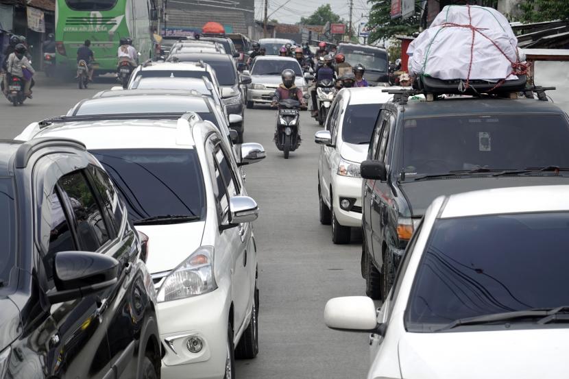 Kendaraan pemudik yang menuju Brebes melintasi ruas jalur tengah Ajibarang, Banyumas, Jawa Tengah, Sabtu (7/5/2022).
