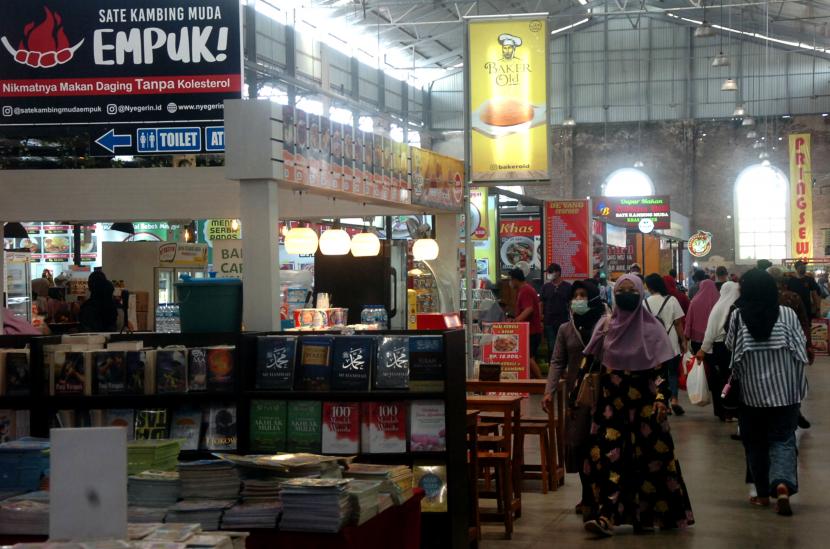 Pemudik berada samping kios warung makanan di rest area (ilustrasi).