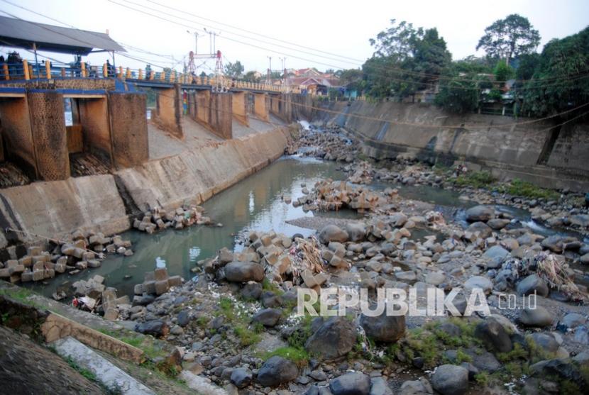 Sejumlah pengendara motor melintas di jembatan Bendung Katulampa, Kota Bogor, Jawa Barat yang mengering musim kemarau.