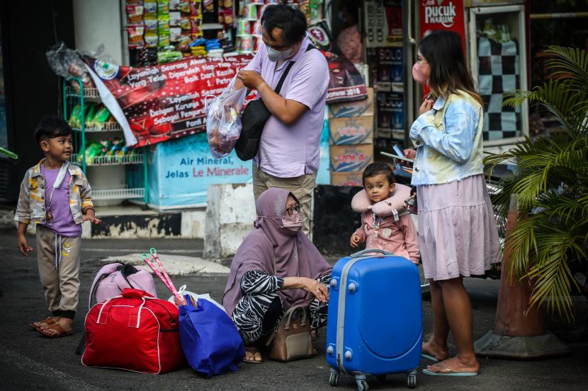 Sejumlah pemudik tiba di Terminal Kalideres, Jakarta, Kamis (5/5/2022).  Kementerian Pendidikan, Kebudayaan, Riset, dan Teknologi (Kemendikbud Ristek) mengeluarkan kebijakan untuk menambah masa libur sekolah di DKI Jakarta, Jawa Barat dan Banten selama tiga hari hingga 12 Mei, sebagai upaya mengurai kemacetan arus balik lebaran. (ilustrasi).