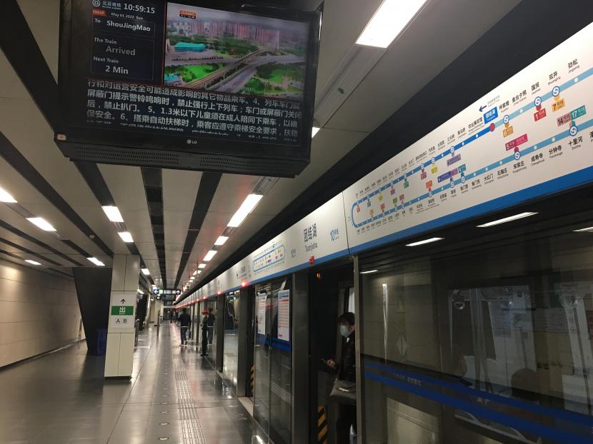 Suasana di stasiun kereta api bawah tanah (subway) Tuanjiehu saat pemberlakuan penguncian wilayah (lockdown) parsial di Kota Beijing, China, Ahad (1/5/2022). Penguncian wilayah (lockdown) secara parsial diberlakukan menyusul munculnya 259 kasus positif baru COVID-19 sejak 22 April lalu, bersamaan dengan musim liburan Hari Buruh pada 1-4 Mei 2022.