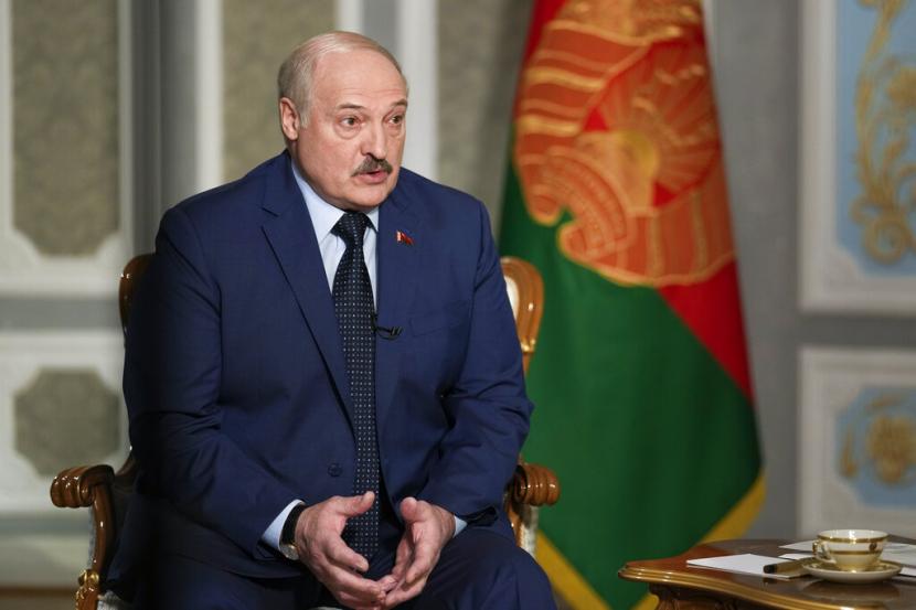 Presiden Belarus Alexander Lukashenko mendengarkan pertanyaan selama wawancara dengan The Associated Press di Istana Kemerdekaan di Minsk, Belarus, Kamis, 5 Mei 2022.