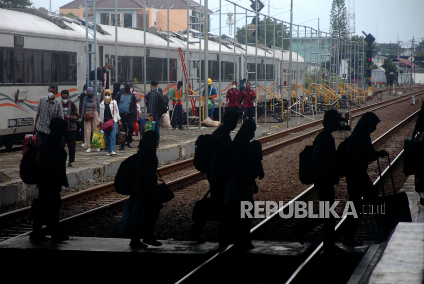 Sejumlah pemudik tiba di Stasiun Kereta Api Tegal, Jawa Tengah, Sabtu (30/4/2022). Berdasarkan pantauan KAI, tiket KA jarak jauh yang terjual pada periode hari H hingga H+10 Lebaran atau 2-13 Mei 2022 baru mencapai rata-rata 65 persen.