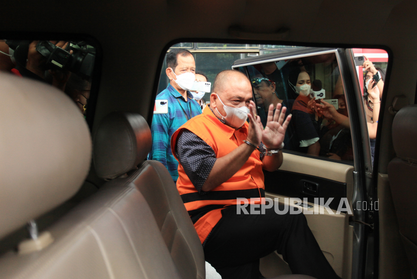 Bupati Langkat Bantah Miliki Tujuh Satwa Dilindungi. Foto:  Tersangka kasus suap kegiatan pekerjaan pengadaan barang dan jasa tahun 2020-2022 di Kabupaten Langkat Terbit Rencana Perangin Angin memasuki mobil tahanan usai menjalani pemeriksaan di Gedung Merah Putih KPK, Jakarta, Selasa (17/5/2022). Bupati Langkat nonaktif tersebut diperiksa sebagai saksi oleh penyidik Kementerian Lingkungan Hidup dan Kehutanan (KLHK) terkait kasus kepemilikan satwa dilindungi.