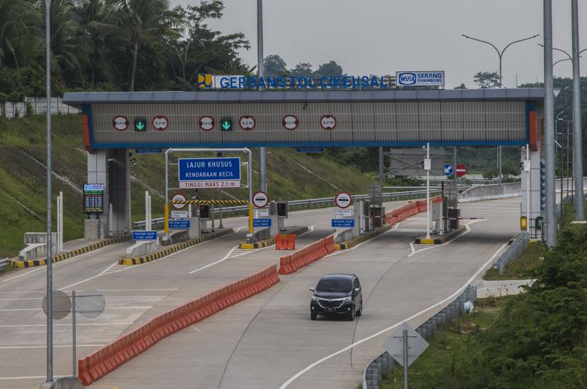 Pengendara roda empat melintas di gerbang tol Cikeusal di Kabupaten Serang, Banten, Ahad (9/1/2022). Polri menyarankan untuk menunda dulu penerapan transaksi pembayaran tol nirsentuh atau Multi Lane Free Flow (MLFF).