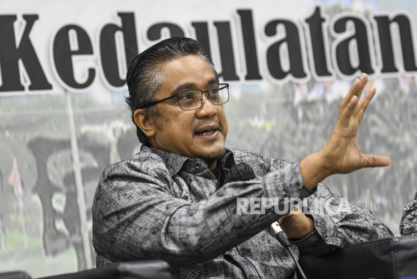 Anggota MPR Fraksi Demokrat Dede Macan Yusuf Effendi memberikan paparan dalam diskusi empat pilar MPR,  di Kompleks Parlemen, Senayan, Jakarta, Senin (30/11/2020). Diskuis tersebut bertemakan Kebangkitan Pariwisara Dari Pandemi COVID-19 Sebagai Pondasi Ekonomi Nasional.