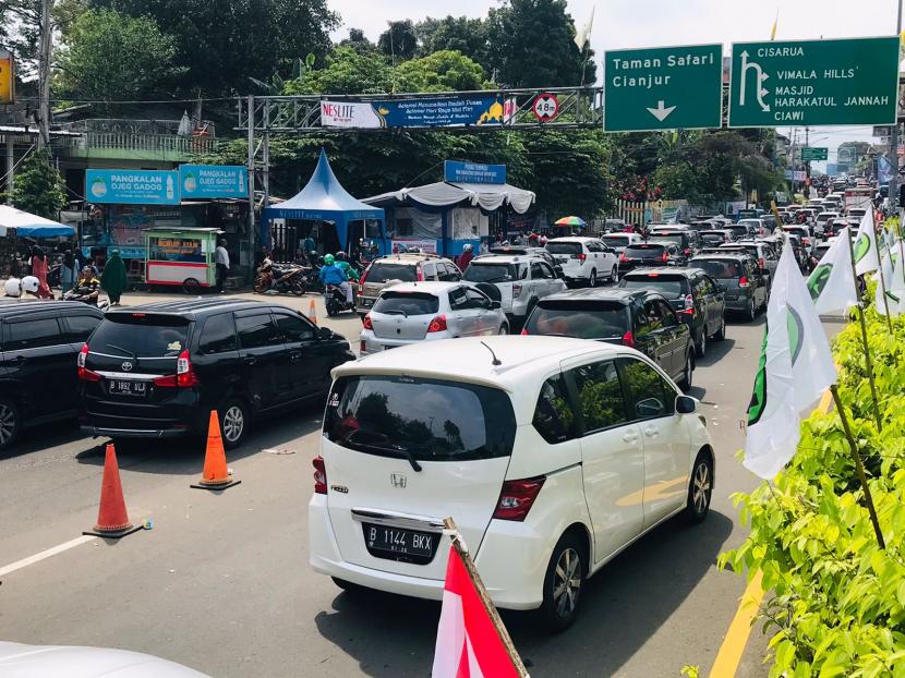 Situasi arus lalu lintas di Simpang Gadog, Kabupaten Bogor. Polres Bogor tengah melaksanakan rekayasa lalu lintas sistem one way arah atas (Jakarta-Puncak), Selasa (4/5).
