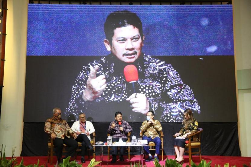 Program JKN-KIS bukan hanya merupakan sebuah jaminan perlindungan kesehatan, namun juga merupakan program andalan yang komprehensif dalam menjamin akses masyarakat terhadap kesehatan perorangan, baik yang bersifat promotif (mempromosikan kesehatan), preventif (mencegah jatuh sakit), kuratif (pengobatan bagi yang sakit), dan rehabilitatif (rehabilitasi dan pemulihan setelah mendapatkan pengobatan yang memadai).  Hal tersebut diungkapkan Direktur BPJS Kesehatan, Ghufron Mukti dalam bukunya yang berjudul