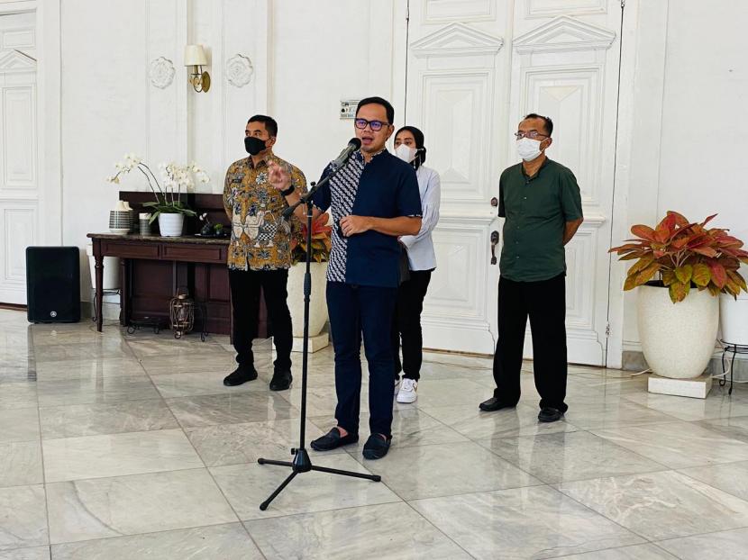 Konferensi pers terkait Plt Direktur Utama Perumda Trans Pakuan Kota Bogor di Balai Kota Bogor.