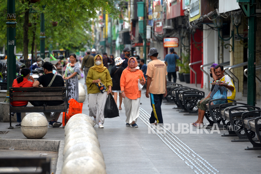 Wisatawan berjalan-jalan tanpa menggunakan masker di kawasan wisata Malioboro, Yogyakarta, Rabu (18/5/2022). Beberapa wisatawan mulai tidak menggunakan masker saat berwisata usai adanya pelonggaran aturan pemakaian masker di tengah Pandemi Covid-19 oleh Presiden Joko Widodo.