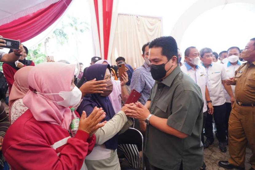 Menteri BUMN Erick Thohir menghadiri operasi pasar PTPN Group di Provinsi Lampung bersama PTPN Group di halaman Gedung Pertemuan Komplek PTPN VII, Lampung, Selasa (10/5).