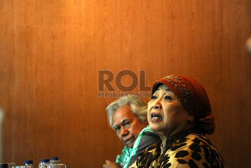 Penasehat Forum Renovasi Indonesia lily Wahid (kanan) berbicara saat konfrensi pers di Jakarta, Rabu (18/3).