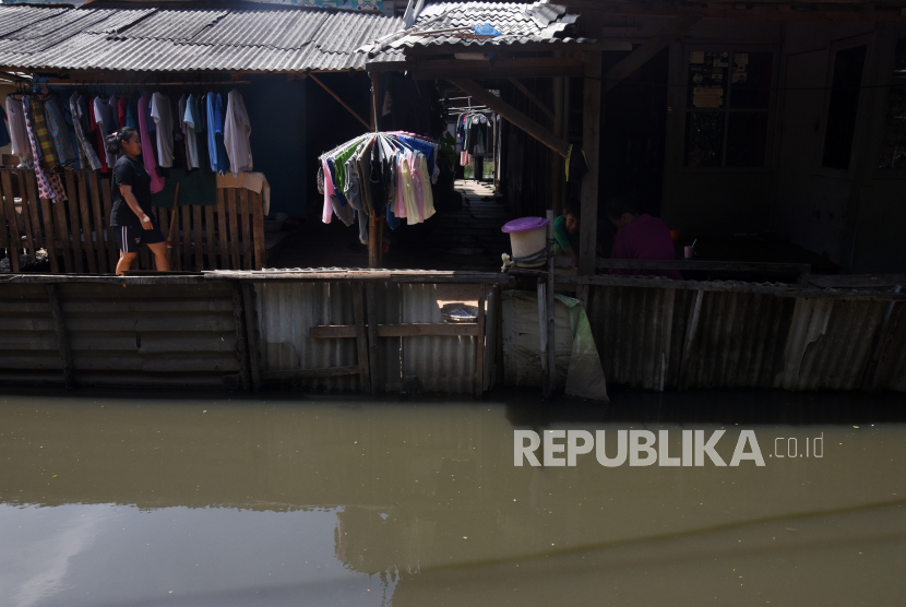 Warga beraktivitas di depan rumahnya di Jalan Kamal Muara, Jakarta Utara. Pemerintah provinsi DKI Jakarta melalui BPBD DKI Jakarta, mengingatkan potensi banjir pesisir (ROB) sejak 15 Mei hingga 19 Mei 2022. Pasalnya, dikatakan peringatan itu, Bumi tengah memasuki fase bulan purnama yang berpotensi menyebabkan terjadinya peningkatan ketinggian pasang air laut maksimum.