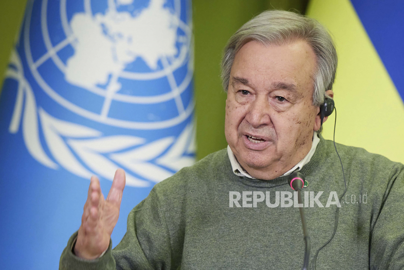 Sekretaris Jenderal PBB Antonio Guterres berbicara selama konferensi pers bersama dengan Presiden Ukraina Volodymyr Zelenskyy setelah pertemuan mereka di Kyiv, Ukraina, Kamis, 28 April 2022.