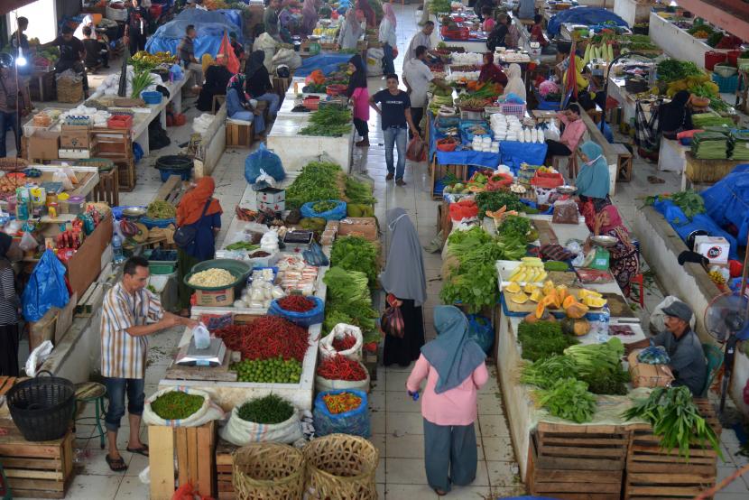 Pengunjung berbelanja berbagai jenis bahan pangan pokok, ilustrasi. Ketua Komisi B DPRD DKI Jakarta, Ismail, menyoroti beberapa harga komoditas pangan DKI yang masih tinggi pasca-Lebaran 1443 H.