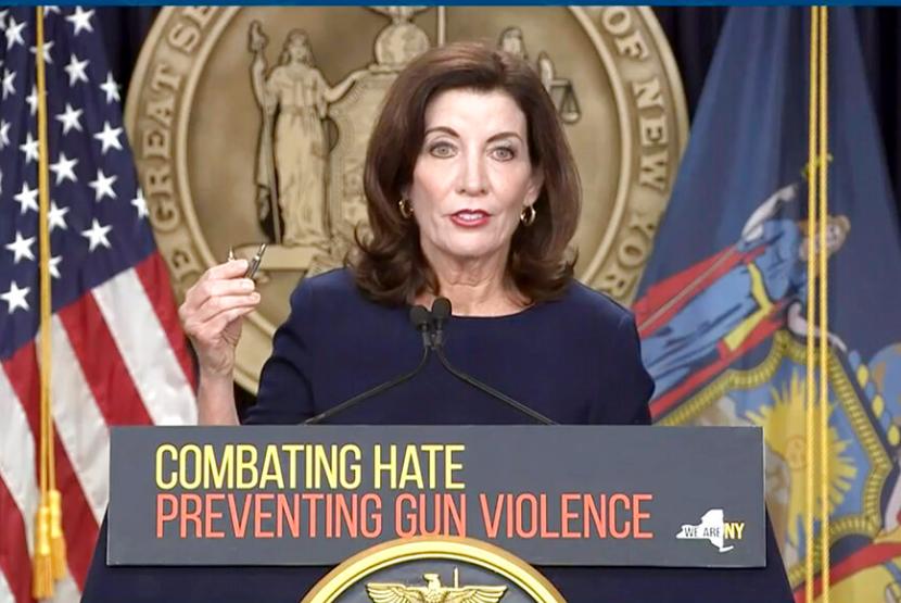 Dalam gambar yang diambil dari video ini, Gubernur New York Kathy Hochul menunjukkan peluru serupa yang digunakan dalam penembakan supermarket Buffalo, saat konferensi pers, Rabu, 18 Mei 2022, di New York. New York akan meminta polisi negara bagian untuk mencari perintah pengadilan untuk menjauhkan senjata dari orang-orang yang mungkin menimbulkan ancaman bagi diri mereka sendiri atau orang lain di bawah paket perintah eksekutif dan undang-undang pengendalian senjata yang disebut-sebut pada hari Rabu oleh Hochul setelah serangan rasis di supermarket Buffalo .