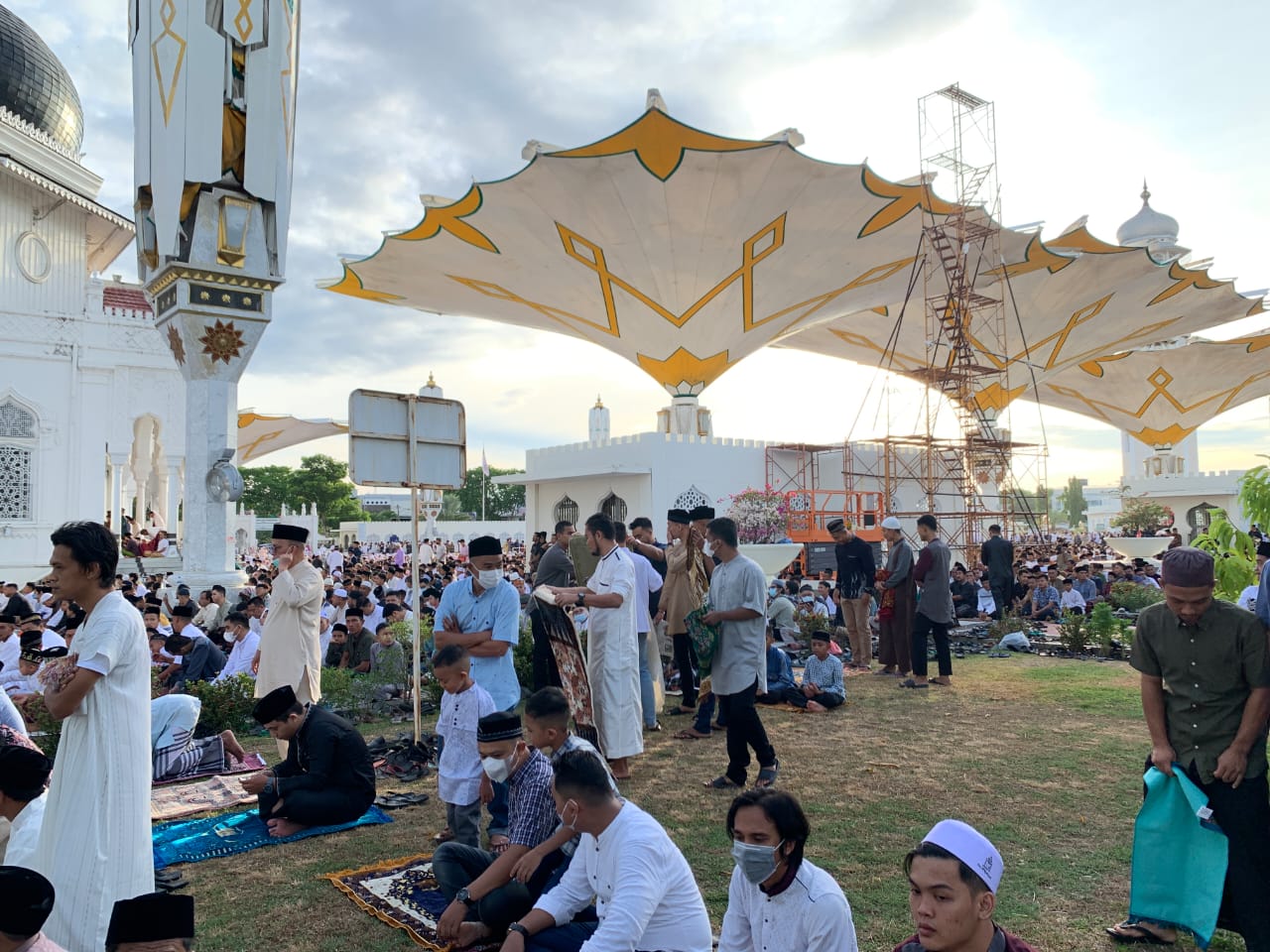 Jamaah Salat Idulfitri di Masjid Raya Baiturrahman Membludak